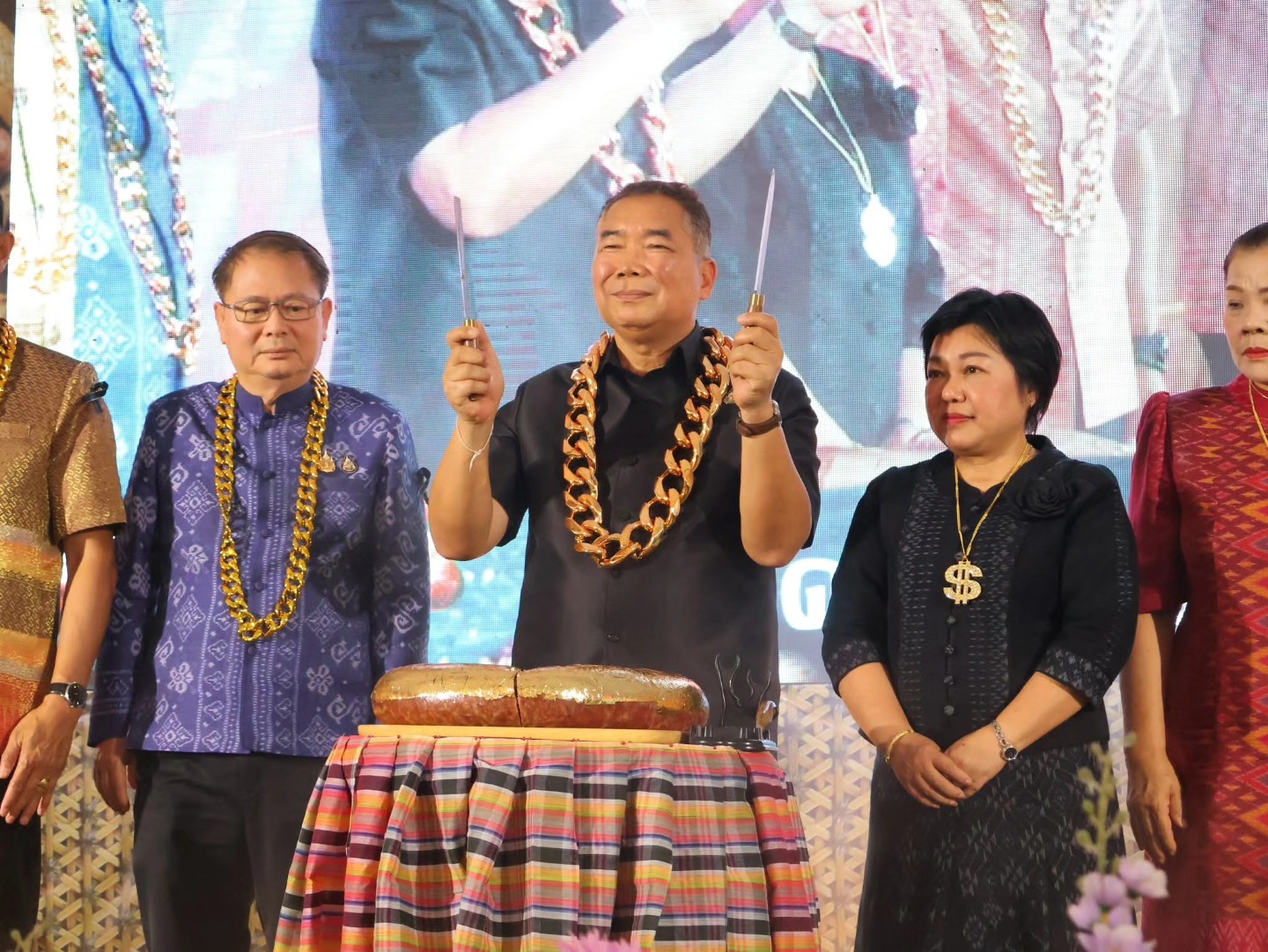 สพอ.เมืองชัยภูมิ ร่วมเปิดงาน "หม่ำแซ่บ" ยกระดับของดีเมืองชัยภูมิ ชวนสัมผัสรสชาติ "หม่ำตำนานรัก" 1 เมษายน 2569  ณ บริเวณหน้าศาลากลางจังหวัดชัยภูมิ นายอนันต์ นาคนิยม ผู้ว่าราชการจังหวัดชัยภูมิ เป็นประธานเปิดงาน “หม่ำแซ่บ” ในงานเทศกาลไหมหม่ำชัยภูมิ ประจำปี 2569 อย่างยิ่งใหญ่ เพื่อผลักดันซอฟต์พาวเวอร์อาหารพื้นถิ่นให้กลายเป็นที่รู้จักไปทั่วโลก พร้อมชูจุดเด่น "หม่ำตำนานรัก" เมนูที่เป็นมากกว่าอาหาร แต่คือตัวแทนความรักและความผูกพัน บรรยากาศในงานเต็มไปด้วยความคึกคัก มีผู้ประกอบการร้านหม่ำชื่อดังจากทั่วทั