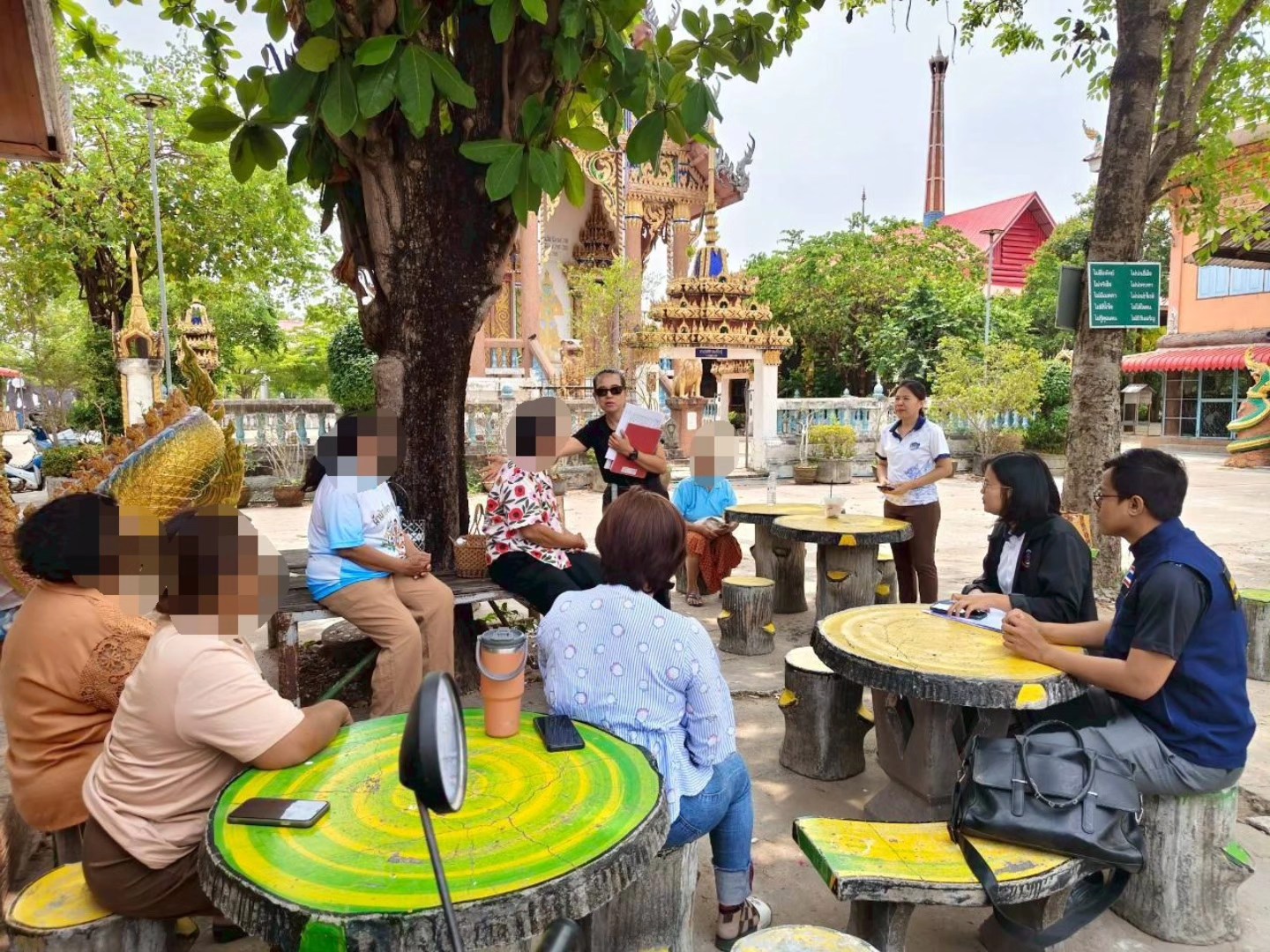 ลงพื้นที่ติดตามหนี้ค้างชำระ กองทุนพัฒนาบทบาทสตรีตำบลลาดใหญ่